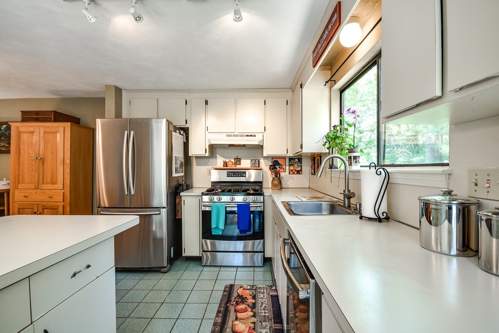 124 Mountain Gate Road, Unit 124 Ashland, MA 01721 - Photo 10 of 19 a kitchen with stainless steel appliances granite countertop a refrigerator stove and sink