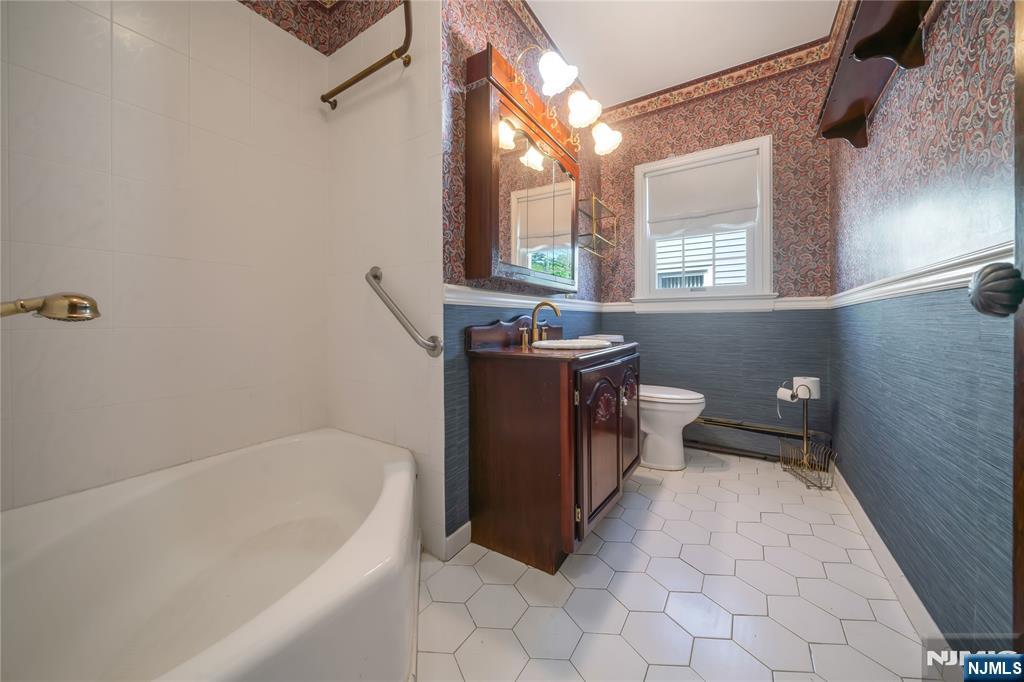 431 Van Renssalaer Court Ridgefield, NJ 07657 - Photo 13 of 44