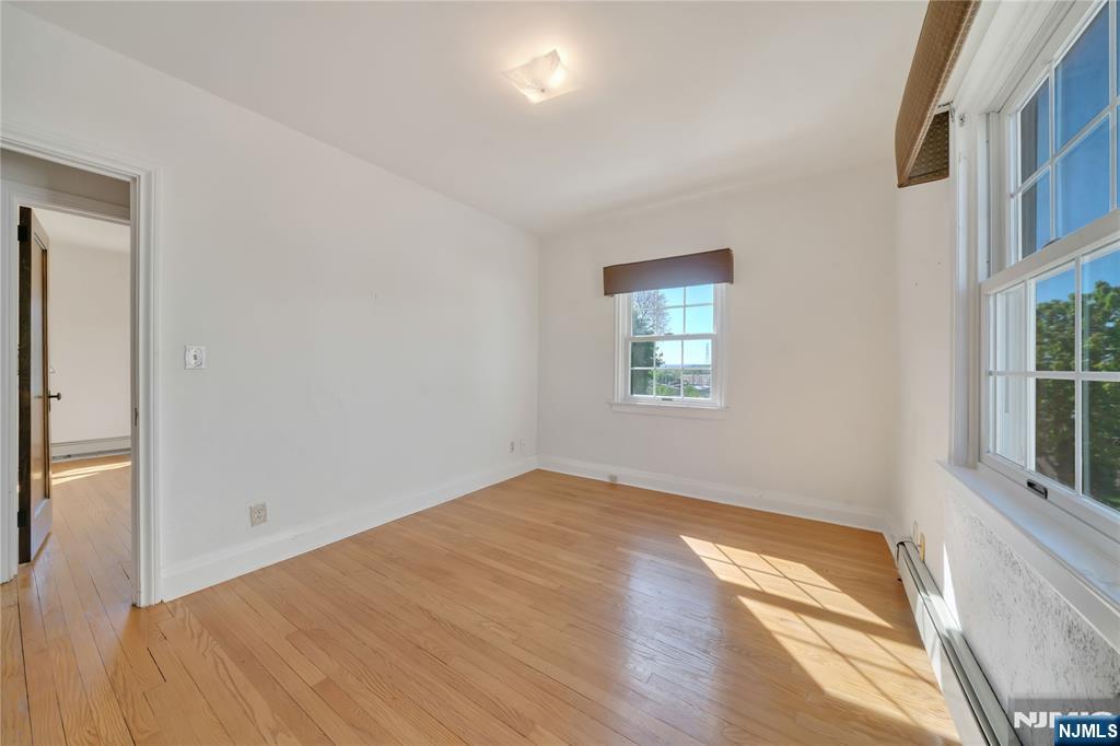 431 Van Renssalaer Court Ridgefield, NJ 07657 - Photo 16 of 44