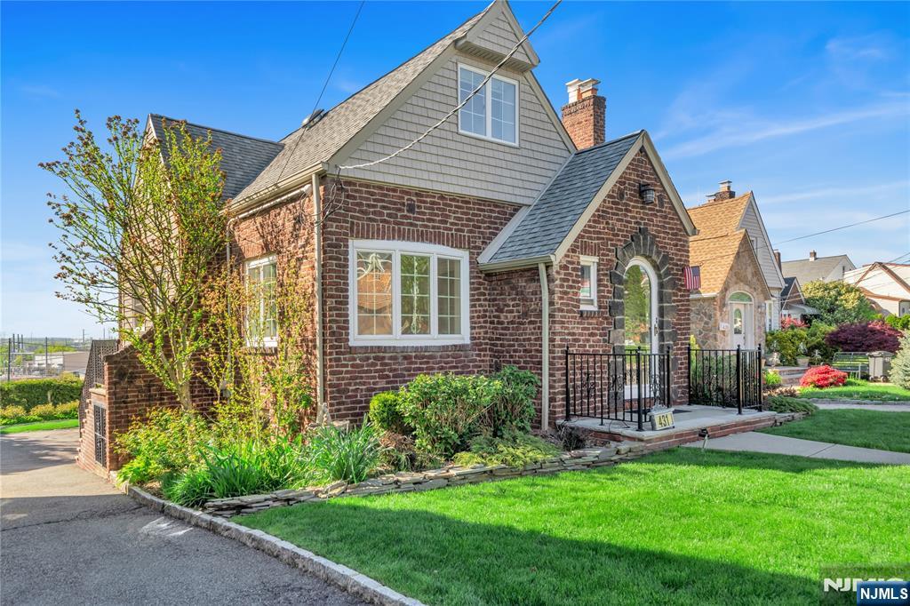 431 Van Renssalaer Court Ridgefield, NJ 07657 - Photo 2 of 44