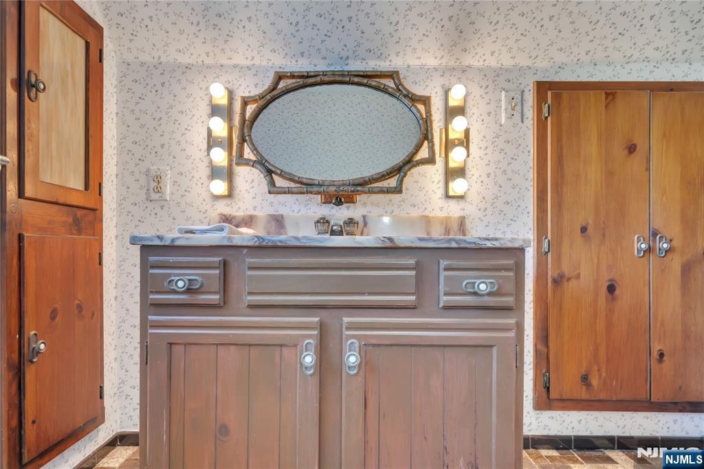 431 Van Renssalaer Court Ridgefield, NJ 07657 - Photo 27 of 44