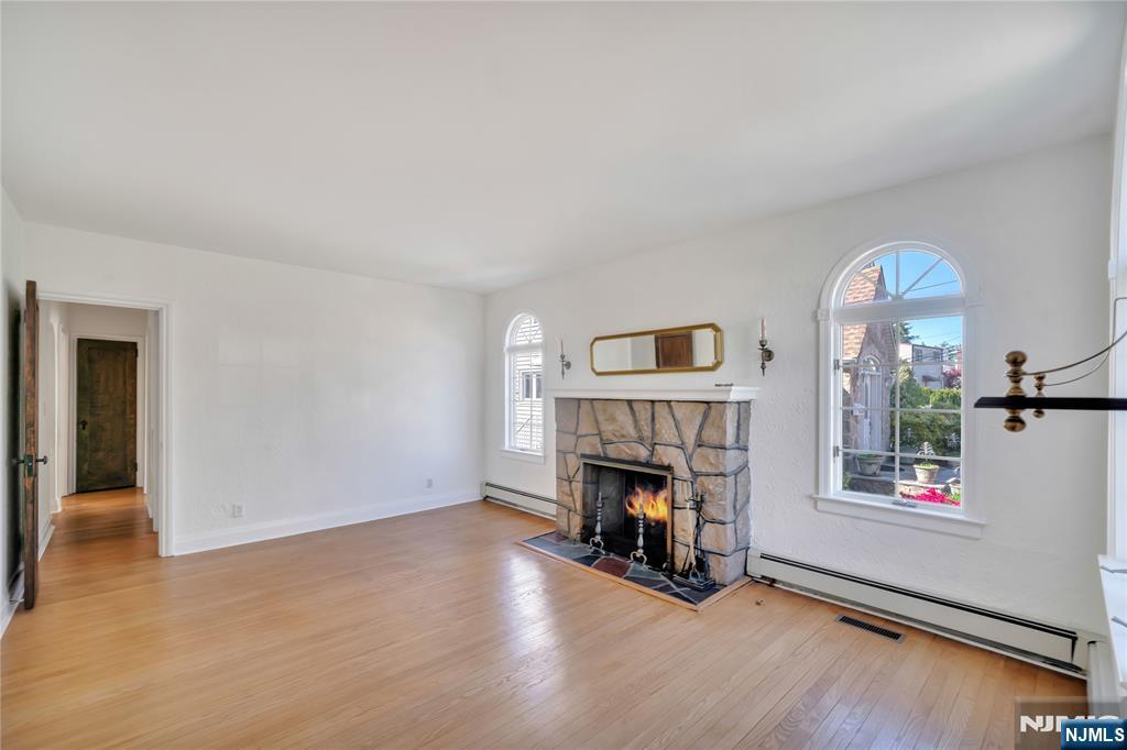 431 Van Renssalaer Court Ridgefield, NJ 07657 - Photo 3 of 44