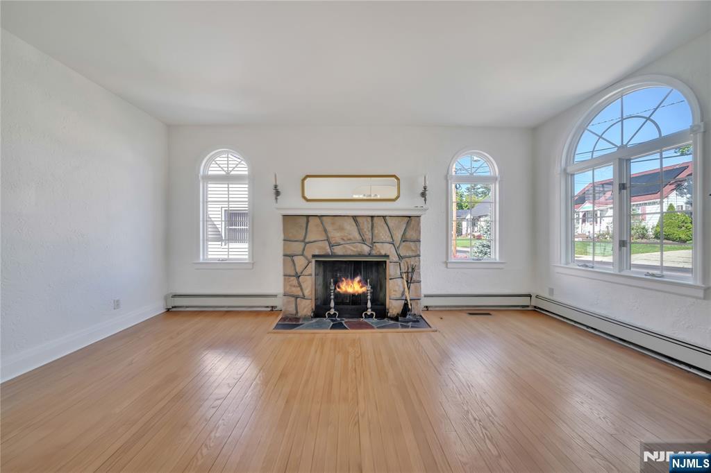 431 Van Renssalaer Court Ridgefield, NJ 07657 - Photo 4 of 44