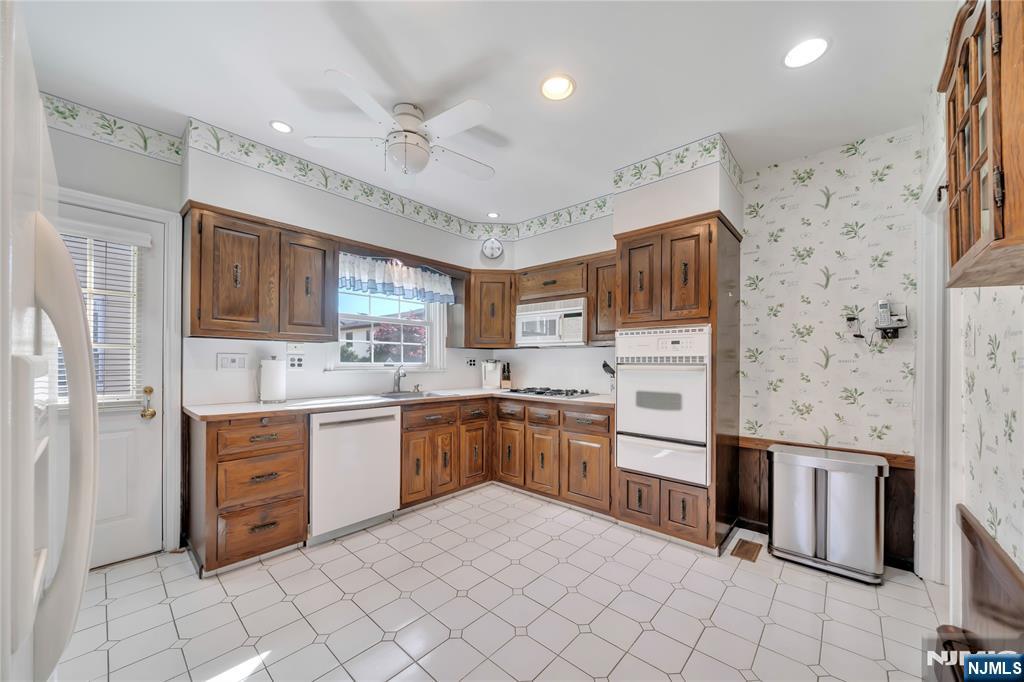 431 Van Renssalaer Court Ridgefield, NJ 07657 - Photo 7 of 44
