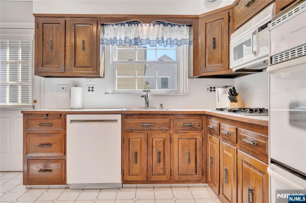431 Van Renssalaer Court Ridgefield, NJ 07657 - Photo 8 of 44
