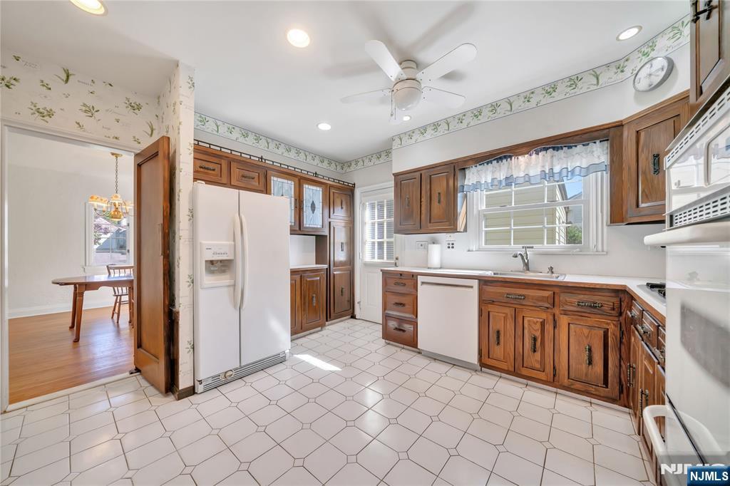 431 Van Renssalaer Court Ridgefield, NJ 07657 - Photo 9 of 44