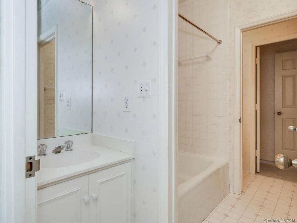920 Cherokee Road, Unit D2 Charlotte, NC 28207 - Photo 14 of 20 Gallery Image 14
