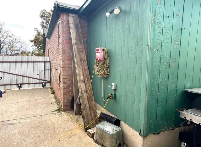 a view of a house with backyard