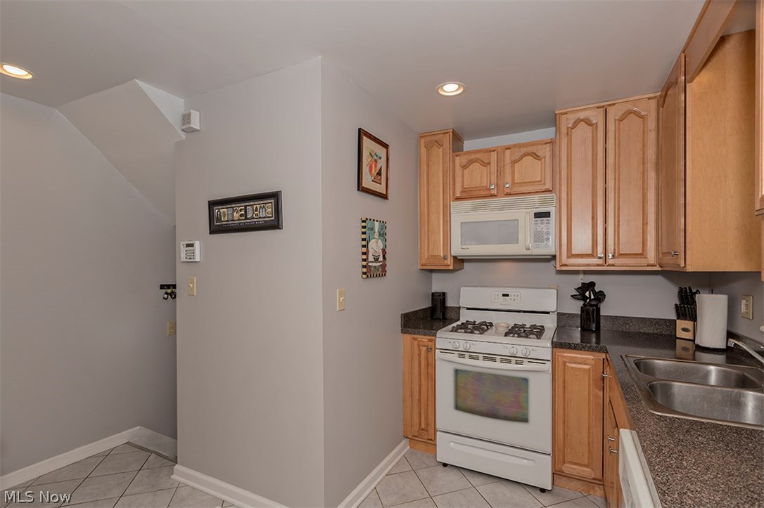 1160 Haselton Road Cleveland, OH 44121 - Photo 11 of 33