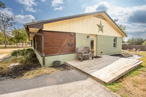 a view of a house with backyard
