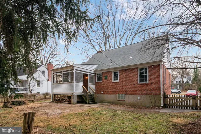 a view of a yard with a tree