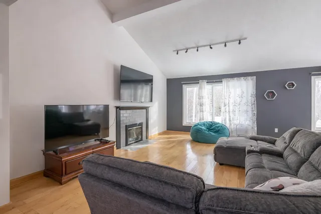 $1,000,000 | 1 Cin-Fre Drive, Hudson, NH 03051