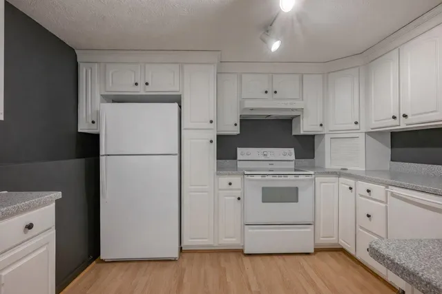 $1,000,000 | 1 Cin-Fre Drive, Hudson, NH 03051