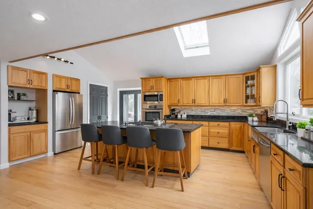 $1,000,000 | 1 Cin-Fre Drive, Hudson, NH 03051