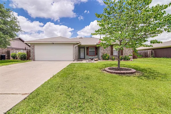 $2,150 | 937 Springhill Drive, Burleson, TX 76028