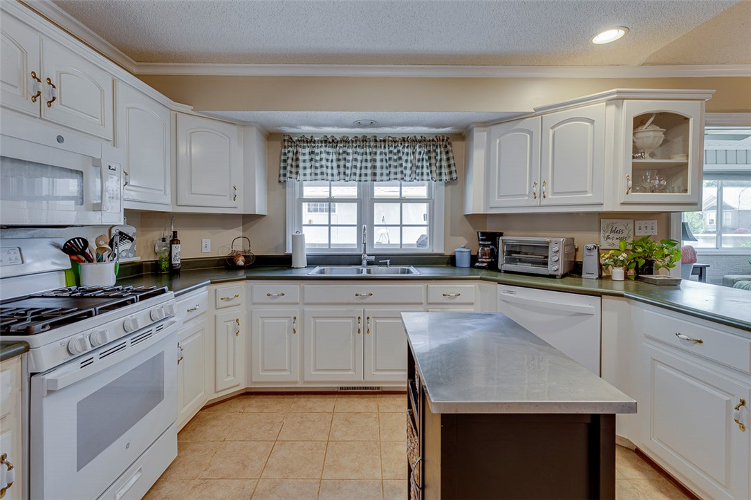 101 Park Way Anderson, SC 29625 - Photo 11 of 34 Kitchen (new countertops and cabinet facing - not pictured)