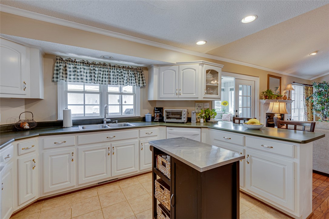 101 Park Way Anderson, SC 29625 - Photo 12 of 34 Kitchen (new countertops and cabinet facing - not pictured)