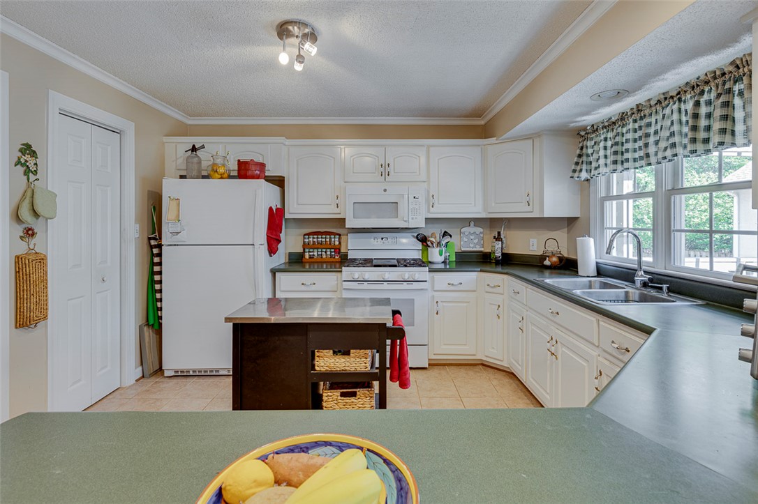 101 Park Way Anderson, SC 29625 - Photo 13 of 34 Kitchen (new countertops and cabinet facing - not pictured)