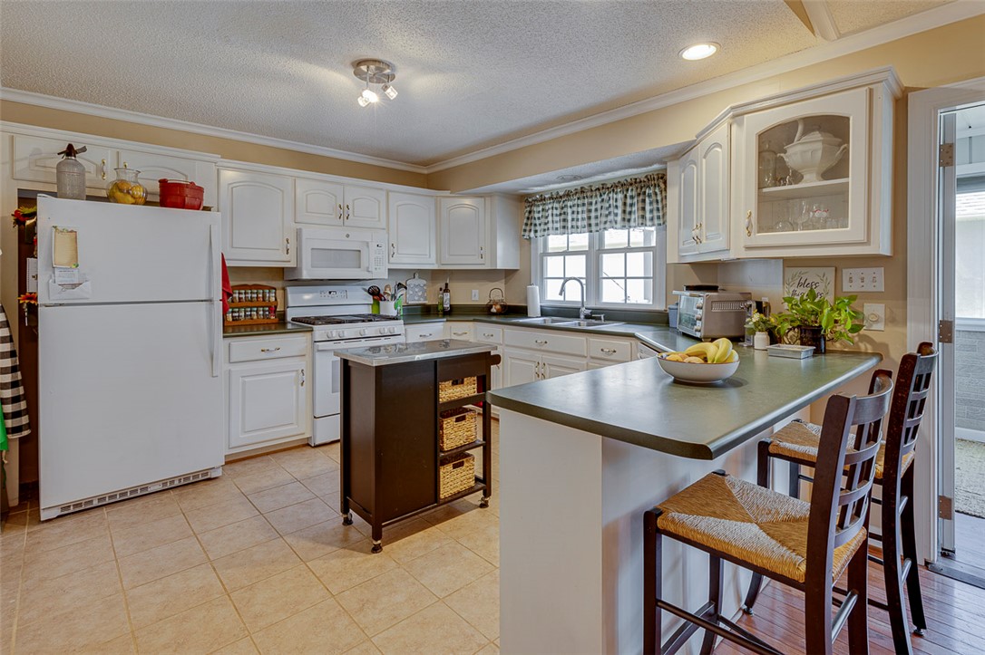 101 Park Way Anderson, SC 29625 - Photo 10 of 34 Kitchen (new countertops and cabinet facing - not pictured)