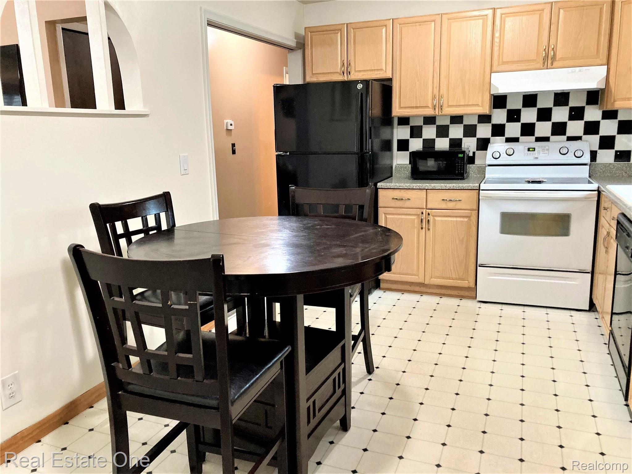 2453 Gerald Avenue Rochester, MI 48307 - Photo 5 of 14 IMG_1010 (2).jpg