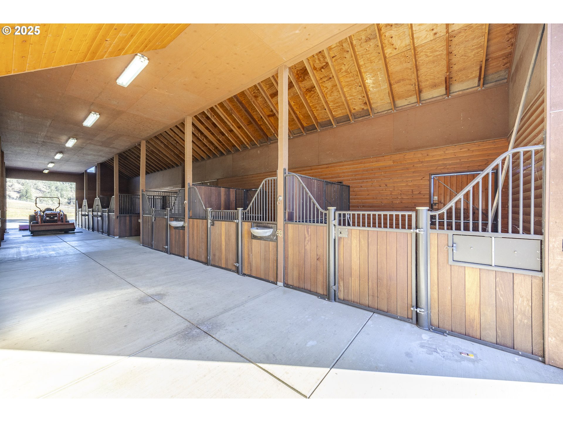 36995 Wallace Creek Road Springfield, OR 97478 - Photo 41 of 48 Barn