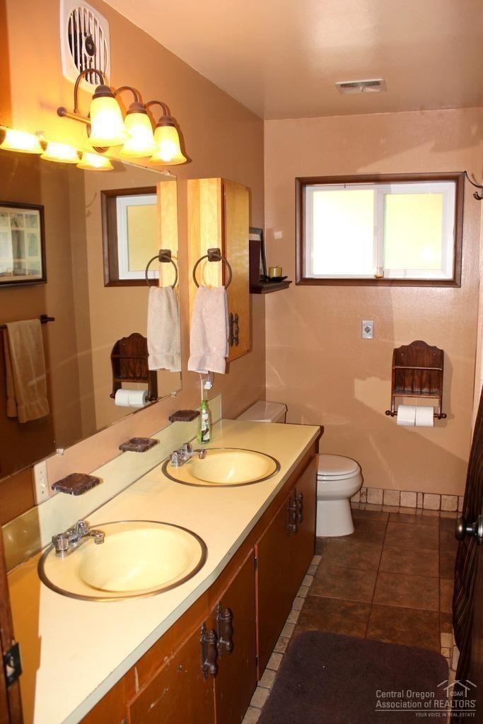 20284 Murphy Road Bend, OR 97702 - Photo 15 of 22 Bathroom #2 in the home, with two sinks.