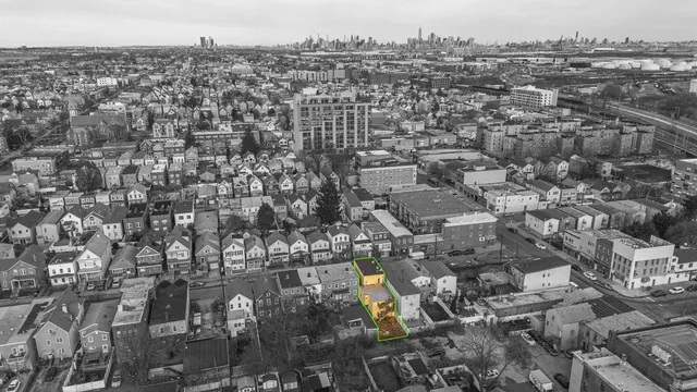 $2,000 | 16 West 10th Street, Unit 3, Bayonne, NJ 07002