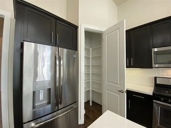 $2,295 | 74 North Hutcheson Street, Houston, TX 77003