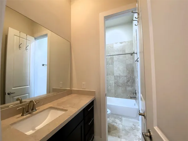 $2,295 | 74 North Hutcheson Street, Houston, TX 77003