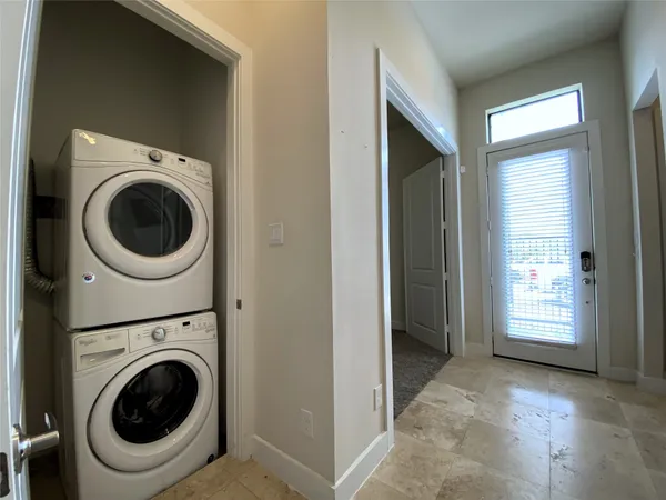 $2,295 | 74 North Hutcheson Street, Houston, TX 77003