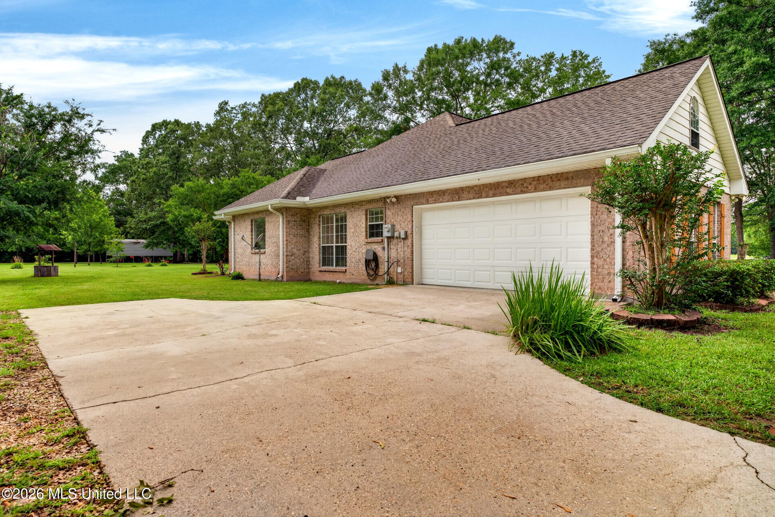 17 JM Carnell Road Poplarville, MS 39470 - Photo 5 of 65 5_05_driveway