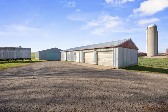 $750,000 | 4855 County Road 8 Southwest, Waverly, MN 55390