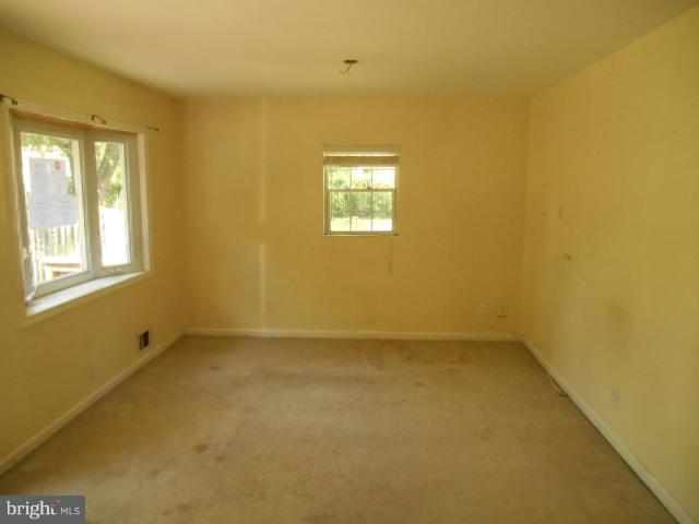 653 Powhatan Beach Road Pasadena, MD 21122 - Photo 2 of 12 Living Room