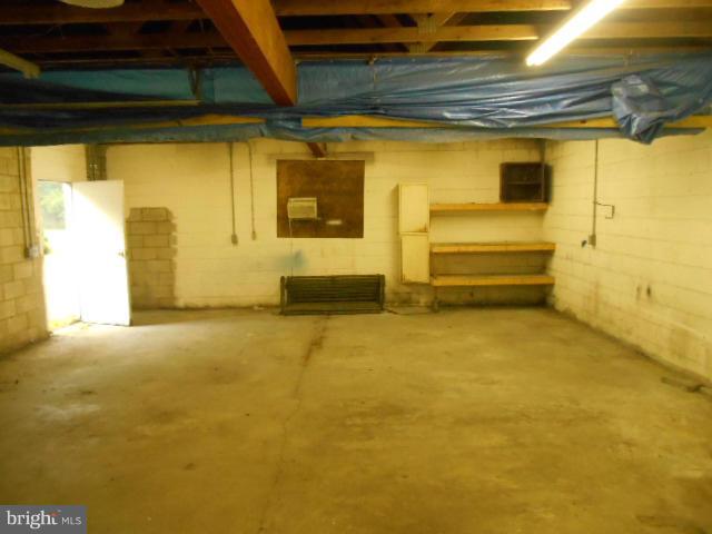 653 Powhatan Beach Road Pasadena, MD 21122 - Photo 8 of 12 Garage