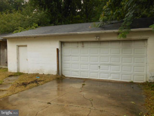 653 Powhatan Beach Road Pasadena, MD 21122 - Photo 9 of 12 Garage