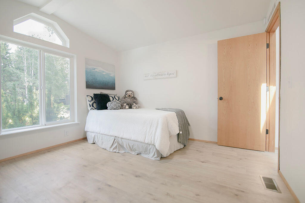 17231 Downey Road Bend, OR 97707 - Photo 26 of 40 a bedroom with a large bed and a large window