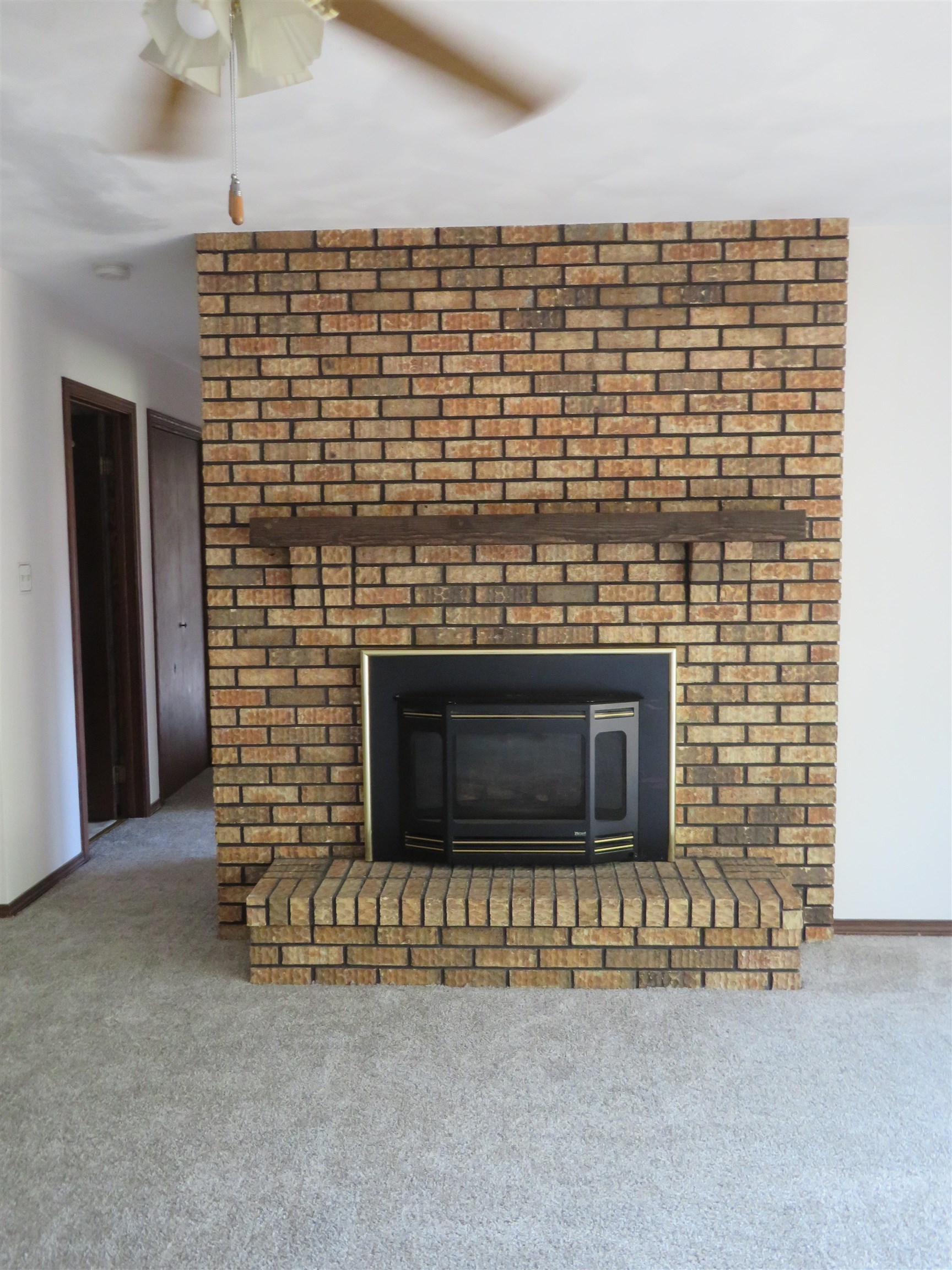 706 Quail Ridge Drive Freeport, IL 61032 - Photo 6 of 21 a living room with a fireplace