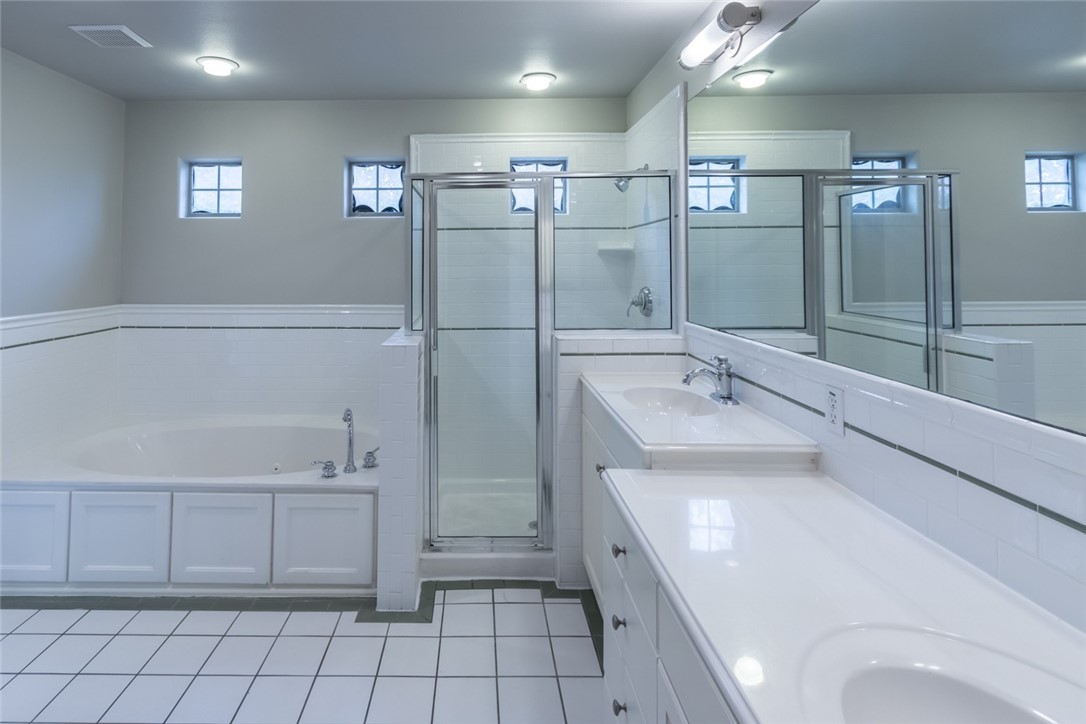 306 East 34th Street, Unit A Austin, TX 78705 - Photo 12 of 28 a bathroom with a sink a toilet and mirror