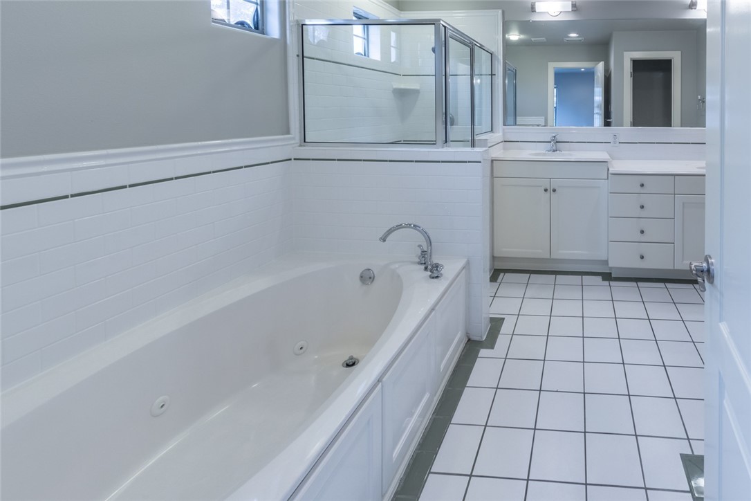 306 East 34th Street, Unit A Austin, TX 78705 - Photo 13 of 28 a bathroom with a bathtub and a sink