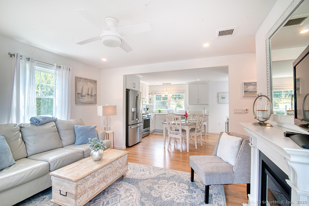 21 Overlook Avenue Groton, CT 06355 - Photo 3 of 30