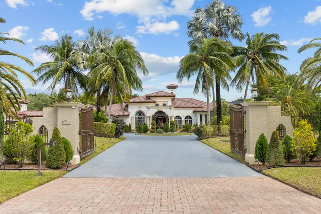 a view of a lake with houses in outdoor space