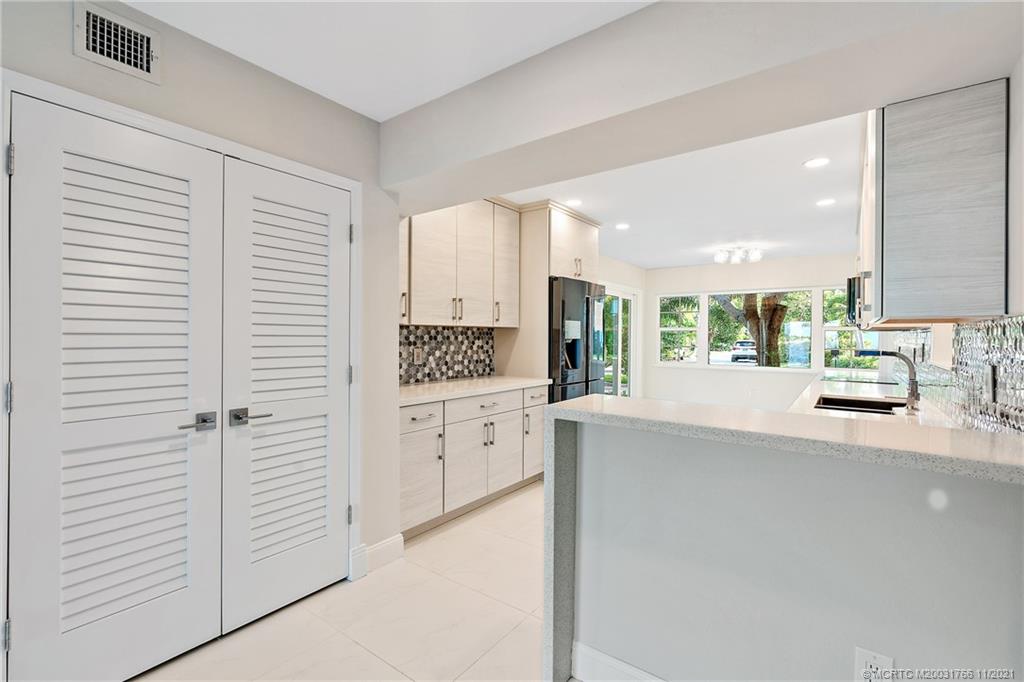 1037 Southeast Riverside Drive Stuart, FL 34996 - Photo 12 of 46