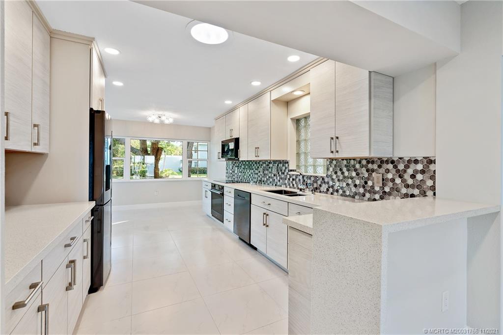 1037 Southeast Riverside Drive Stuart, FL 34996 - Photo 13 of 46