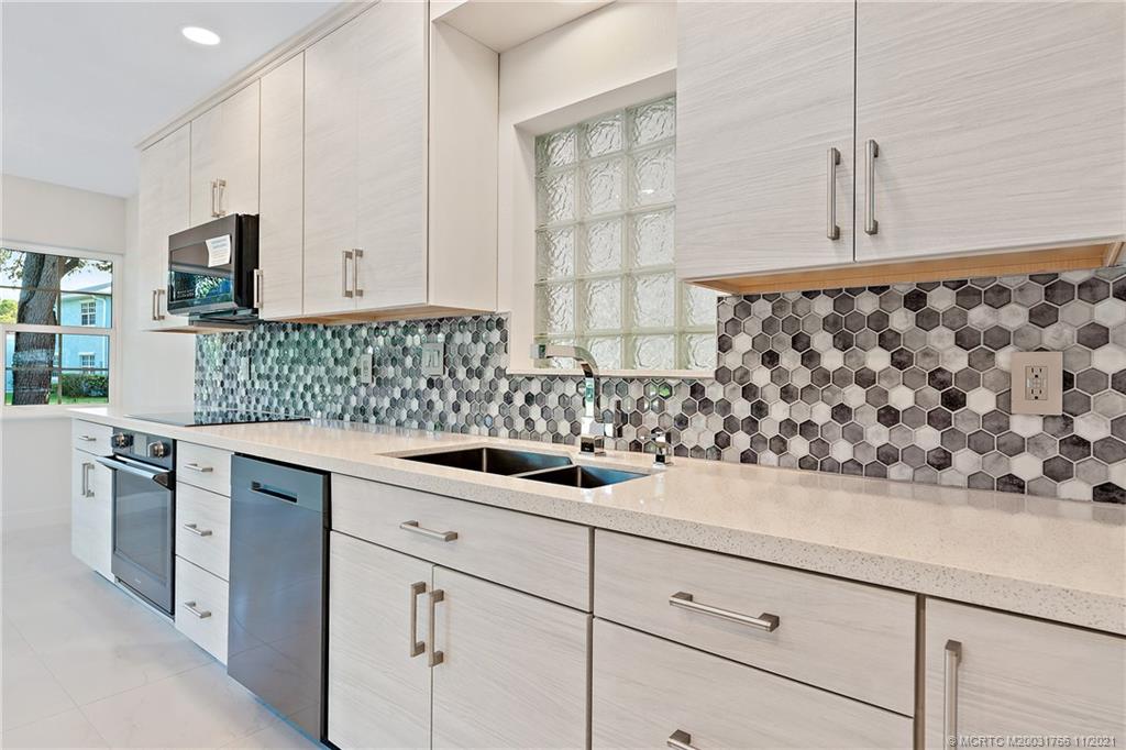 1037 Southeast Riverside Drive Stuart, FL 34996 - Photo 14 of 46
