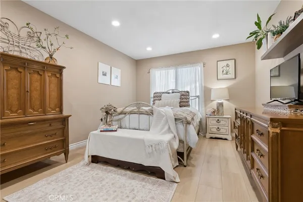 a en suite bathroom with a double vanity sink and a mirror