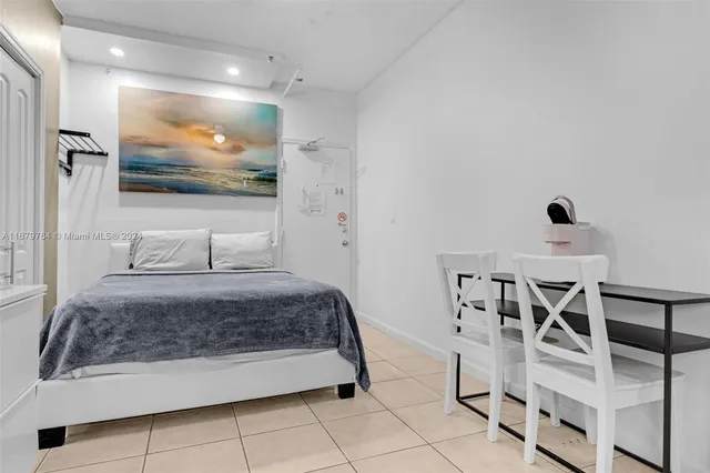 $308,000 | 335 Ocean Drive, Unit 126, Miami Beach, FL 33139