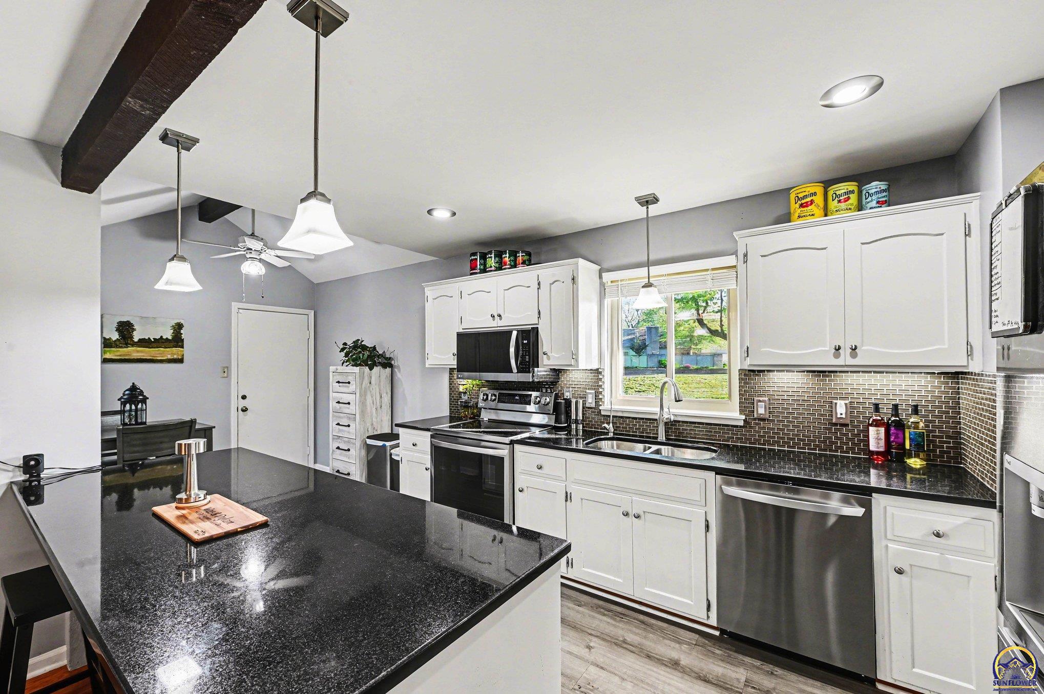 42 Southwest Pepper Tree Lane Topeka, KS 66611 - Photo 11 of 29