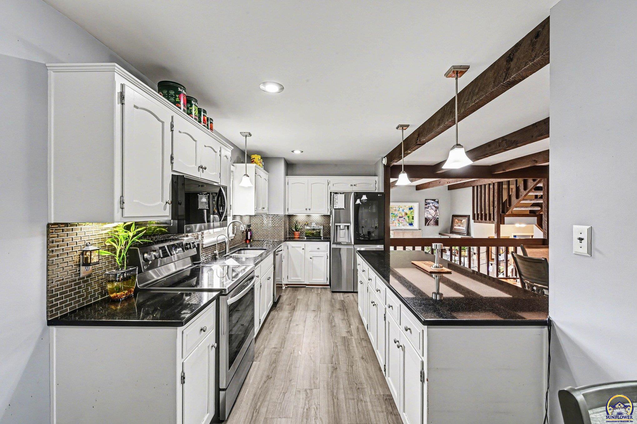 42 Southwest Pepper Tree Lane Topeka, KS 66611 - Photo 13 of 29