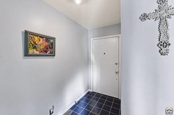 $259,900 | 42 Southwest Pepper Tree Lane, Topeka, KS 66611