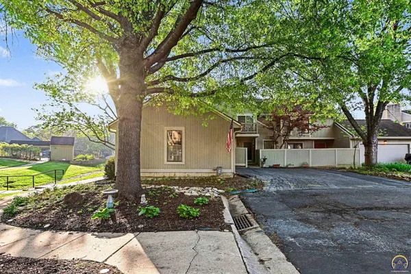 $259,900 | 42 Southwest Pepper Tree Lane, Topeka, KS 66611